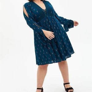 Torrid blue print motif Lace up  peasant dress